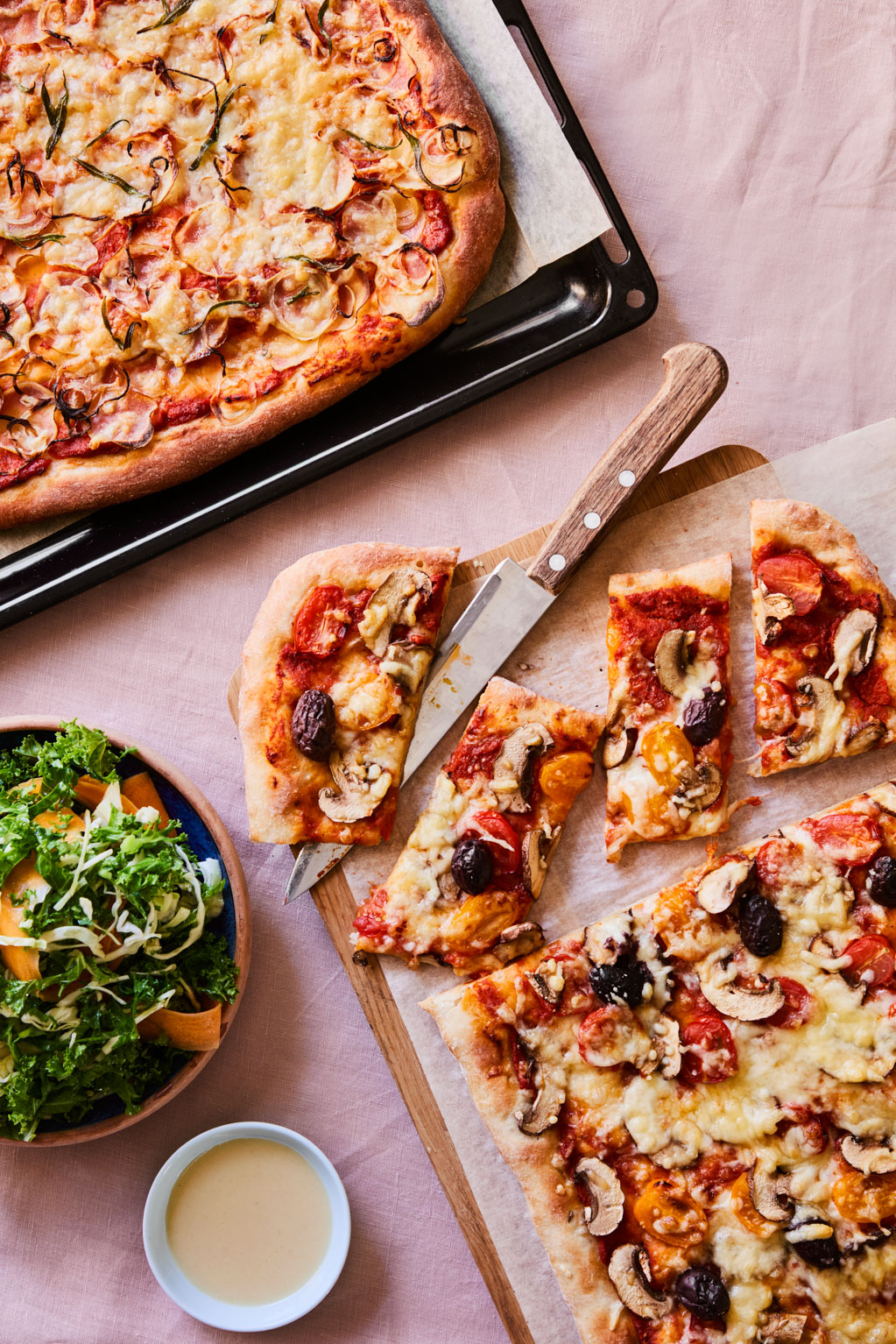 Pizza med grøn topping fra Meyers Madhus